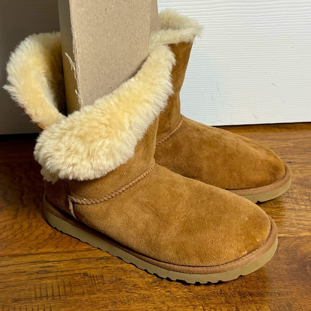 UGG Bailey Button II chestnut/camel short sheepskin boots w/ button sz 5 US